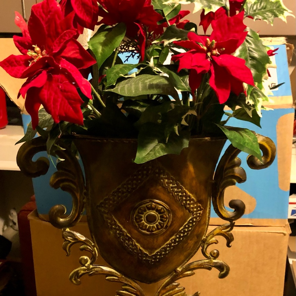 🎉HP‼️🎉-🎄NWOT🎄 Beautiful Faux Floral Arrangement in Brass Vase❣️